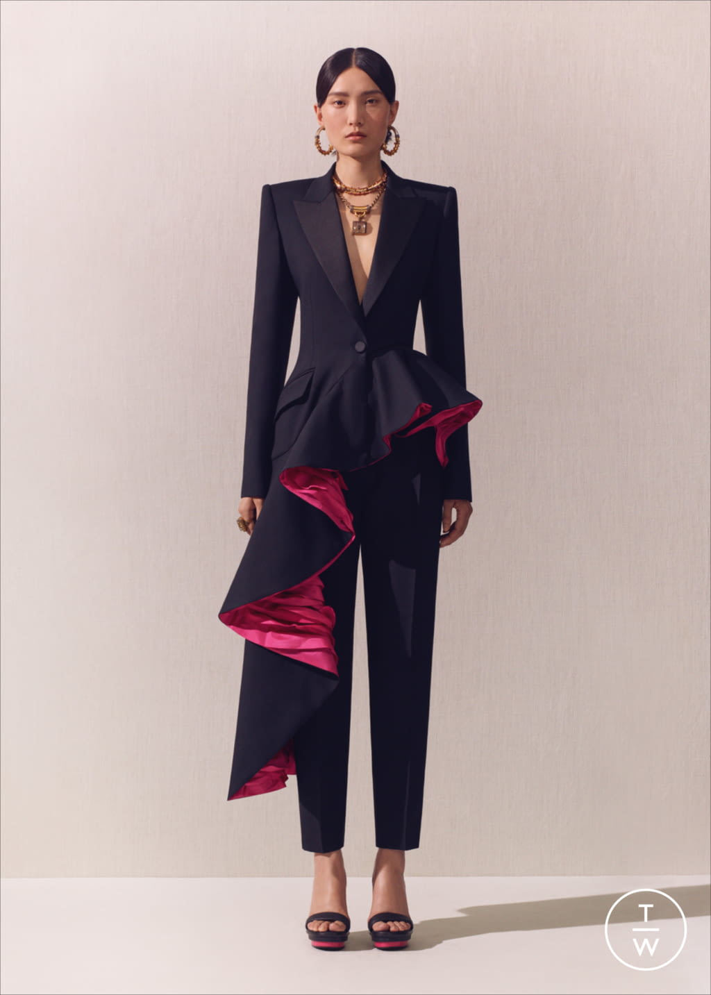 Fashion Week Paris Resort 2020 look 31 from the Alexander McQueen collection womenswear