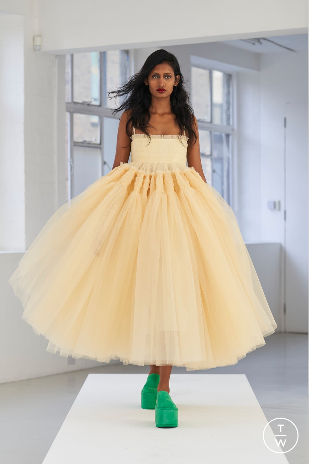 Fashion Week London Spring/Summer 2021 look 5 from the Molly Goddard collection 女装