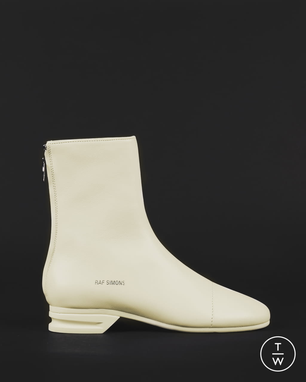 Fashion Week Paris Fall/Winter 2020 look 2 from the Raf Simons collection 男装配饰