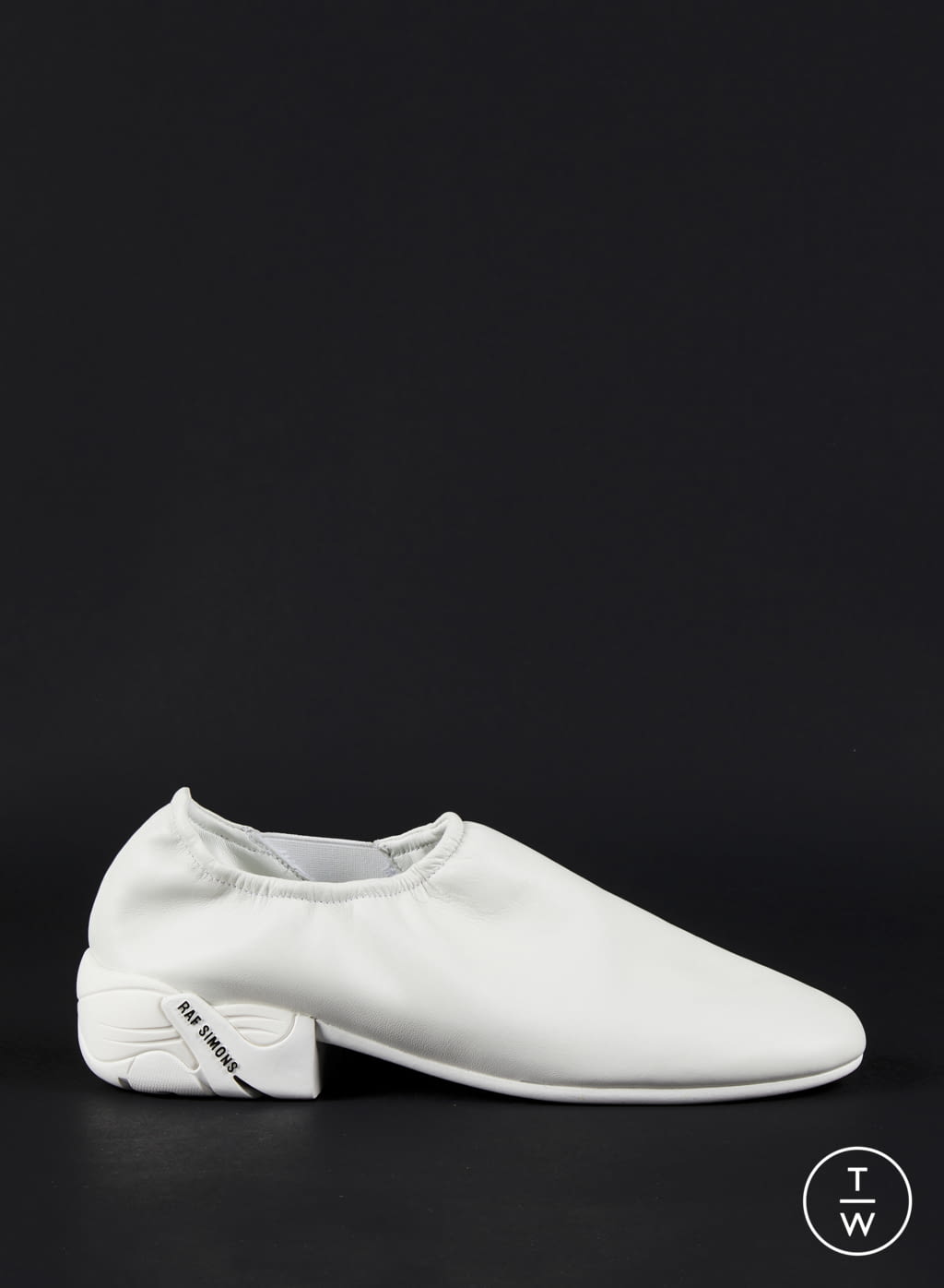 Fashion Week Paris Fall/Winter 2020 look 30 from the Raf Simons collection 男装配饰