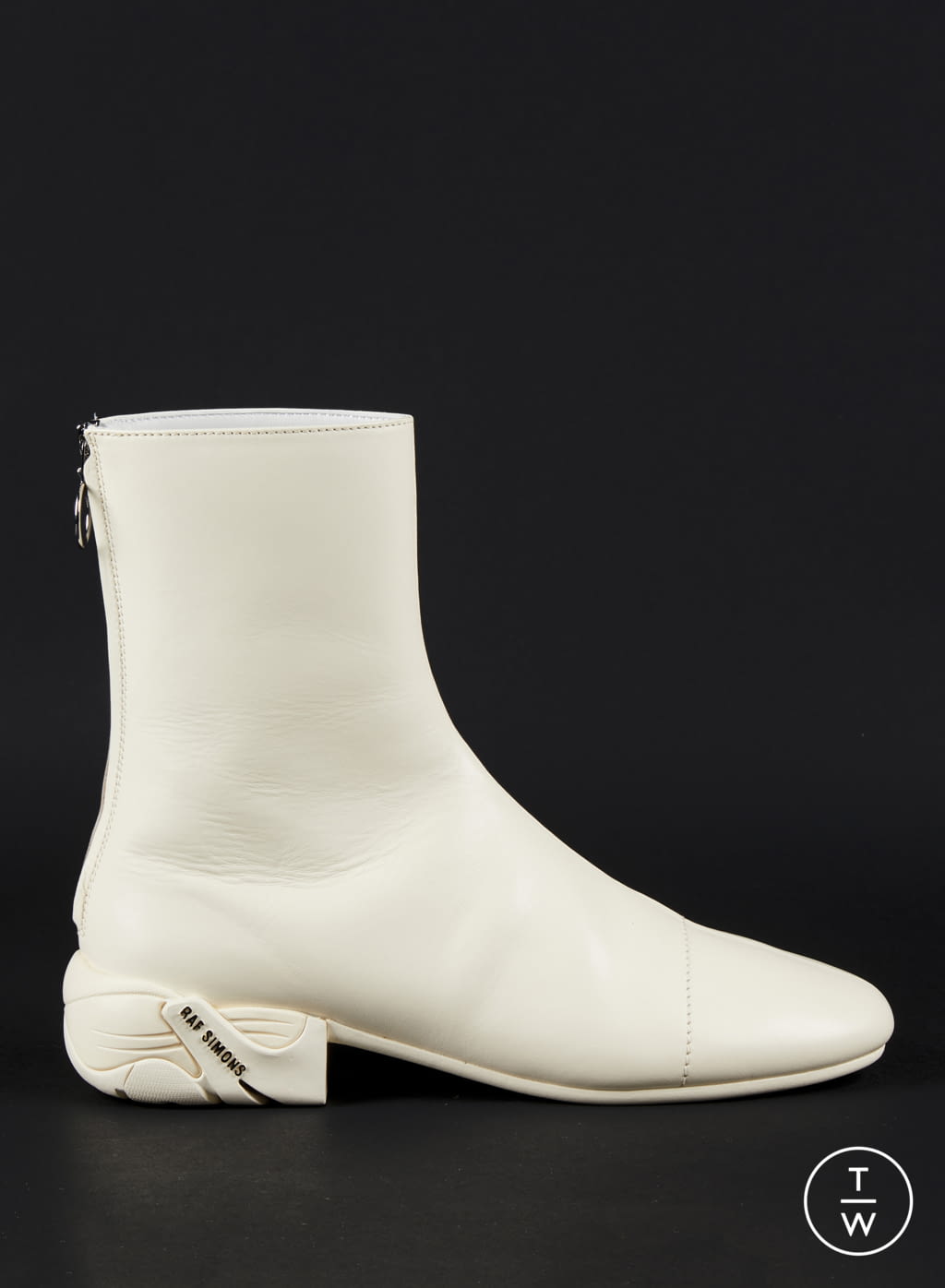 Fashion Week Paris Fall/Winter 2020 look 24 from the Raf Simons collection 男装配饰