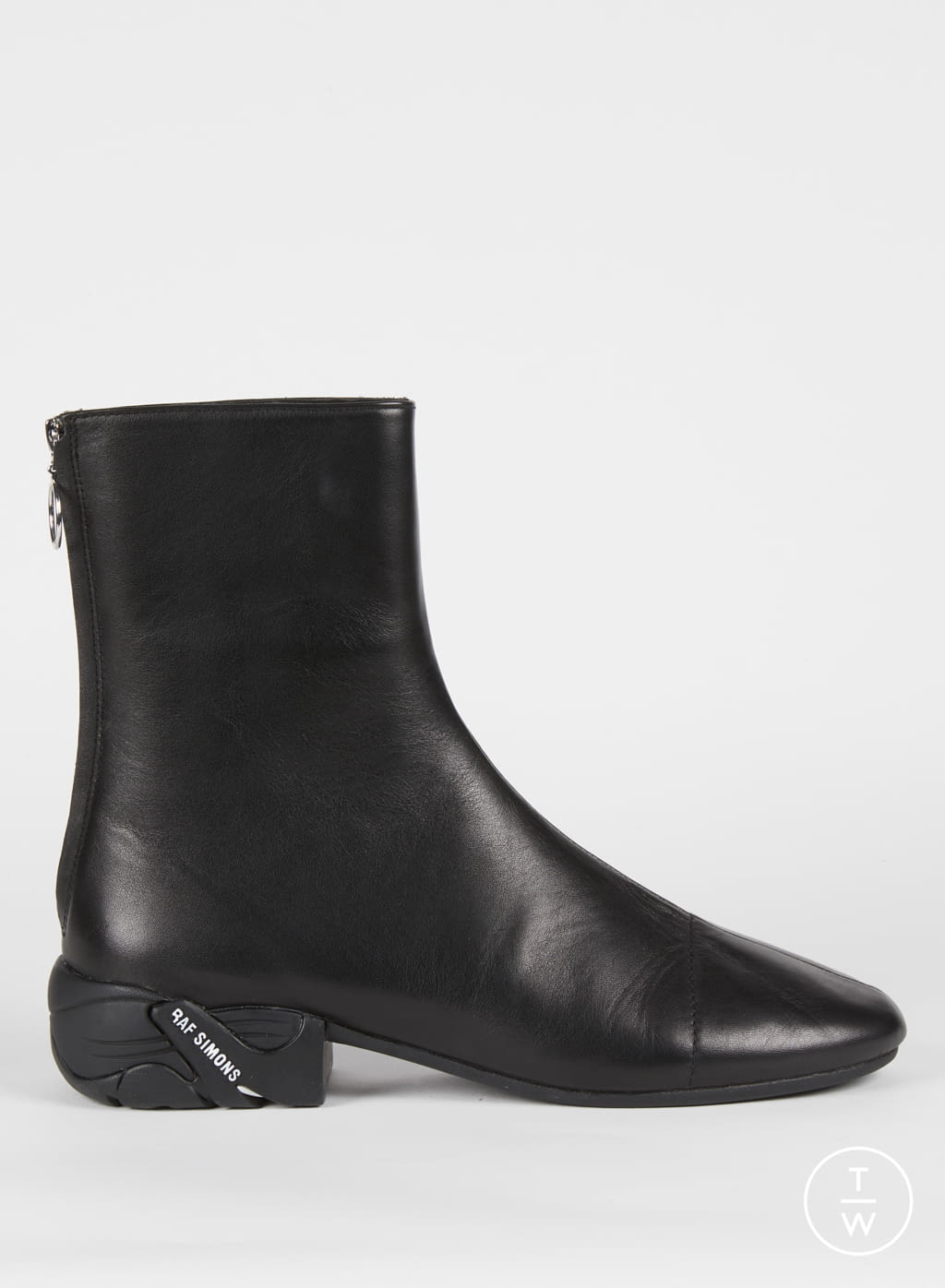 Fashion Week Paris Fall/Winter 2020 look 26 from the Raf Simons collection menswear accessories