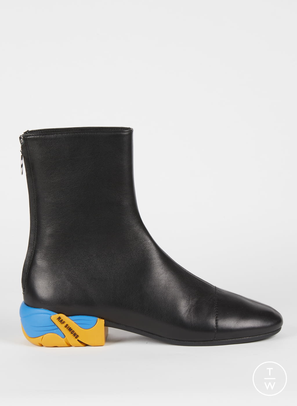 Fashion Week Paris Fall/Winter 2020 look 28 from the Raf Simons collection 男装配饰