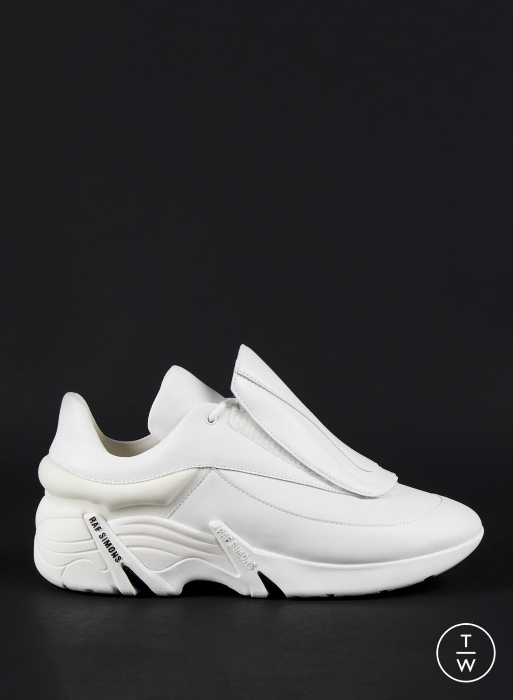 Fashion Week Paris Fall/Winter 2020 look 9 from the Raf Simons collection 男装配饰