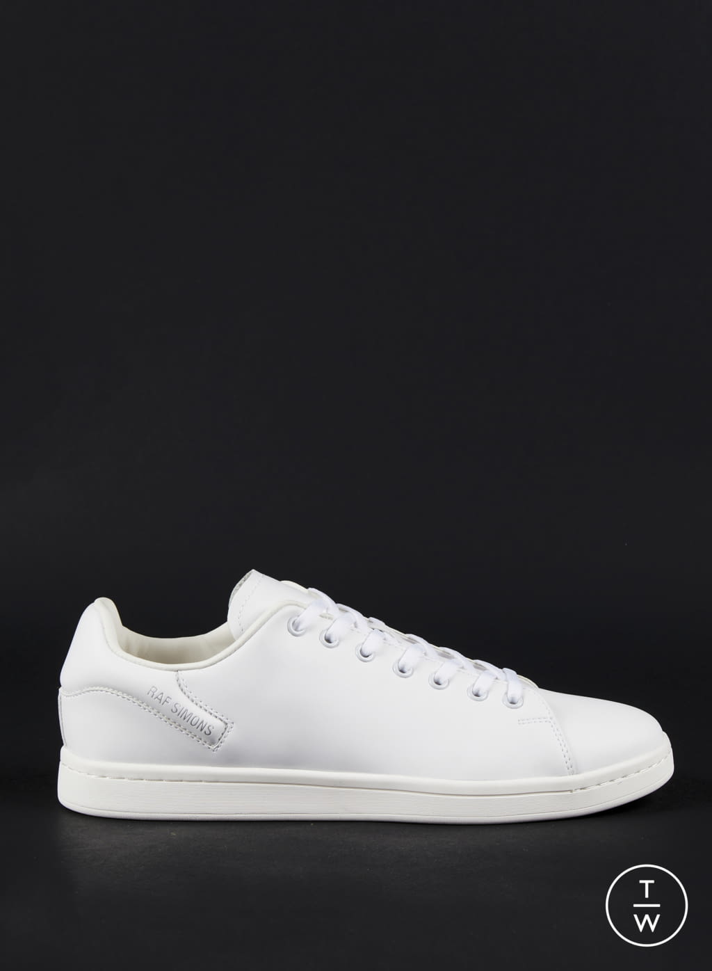 Fashion Week Paris Fall/Winter 2020 look 19 from the Raf Simons collection 男装配饰