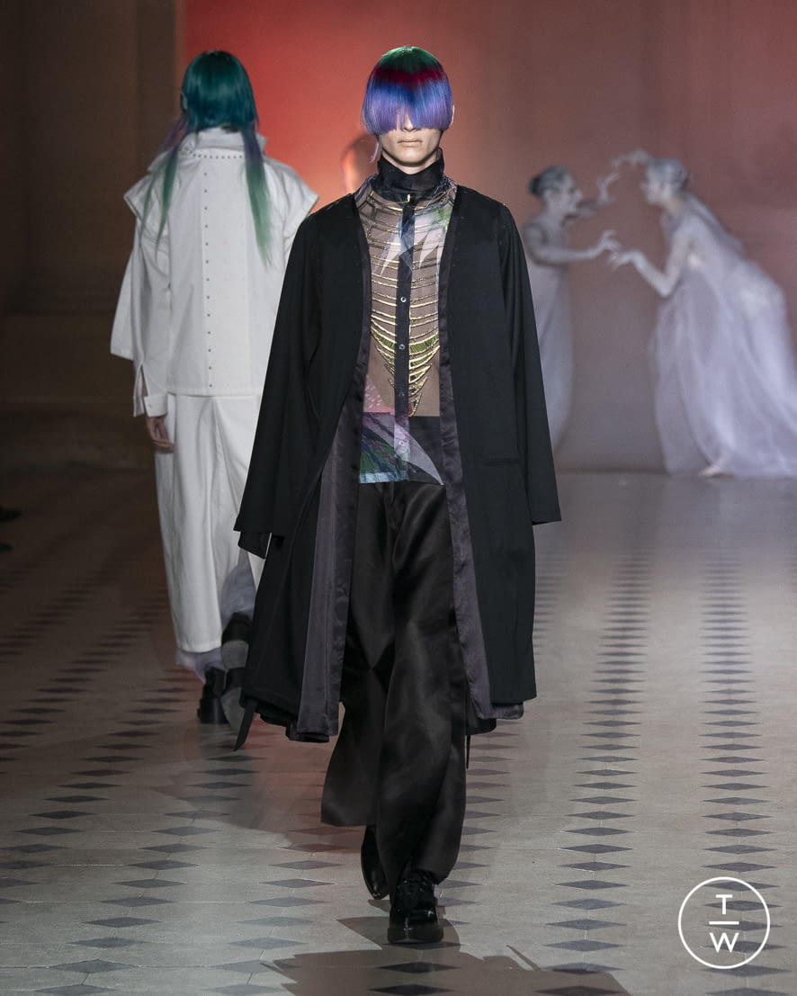 Fashion Week Paris Spring/Summer 2022 look 12 from the Yuima Nakazato collection couture