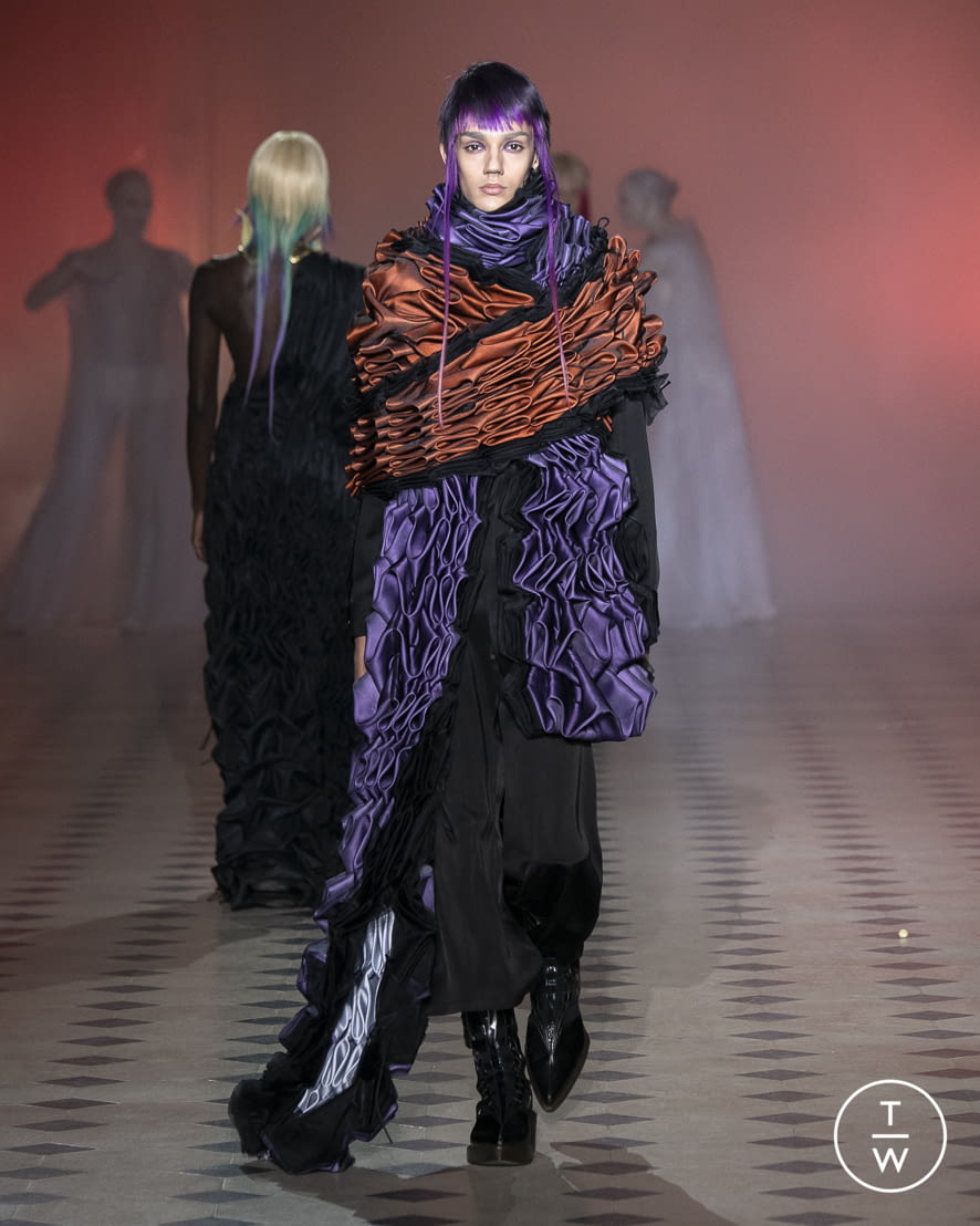 Fashion Week Paris Spring/Summer 2022 look 20 from the Yuima Nakazato collection couture