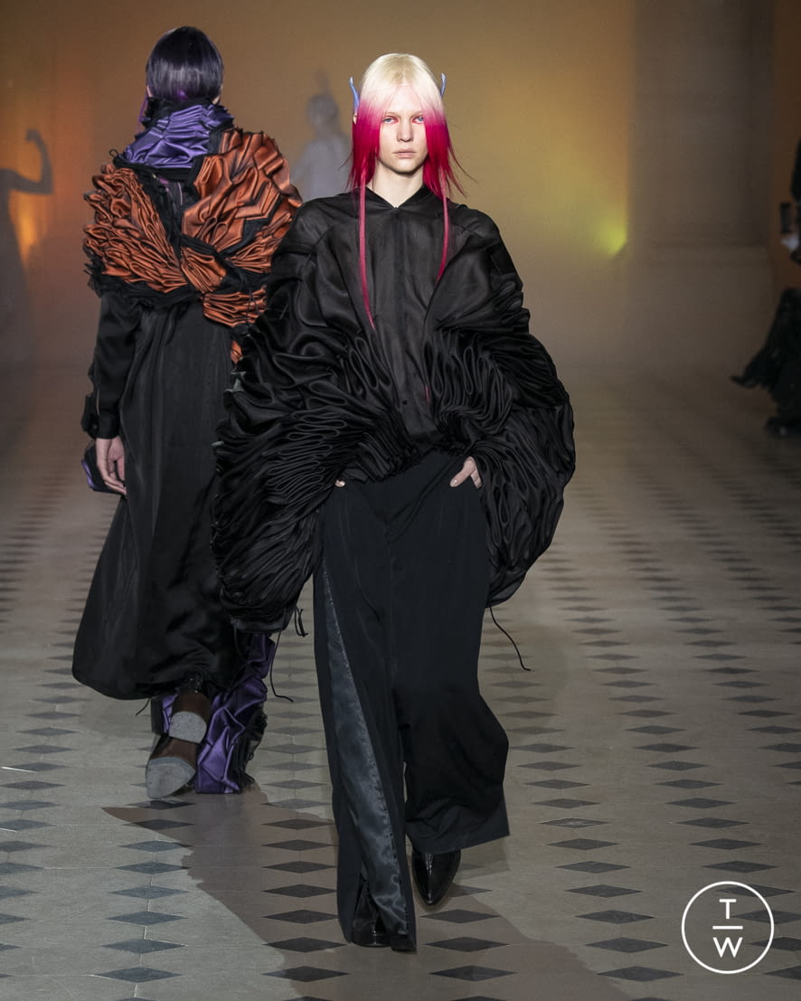 Fashion Week Paris Spring/Summer 2022 look 21 from the Yuima Nakazato collection couture