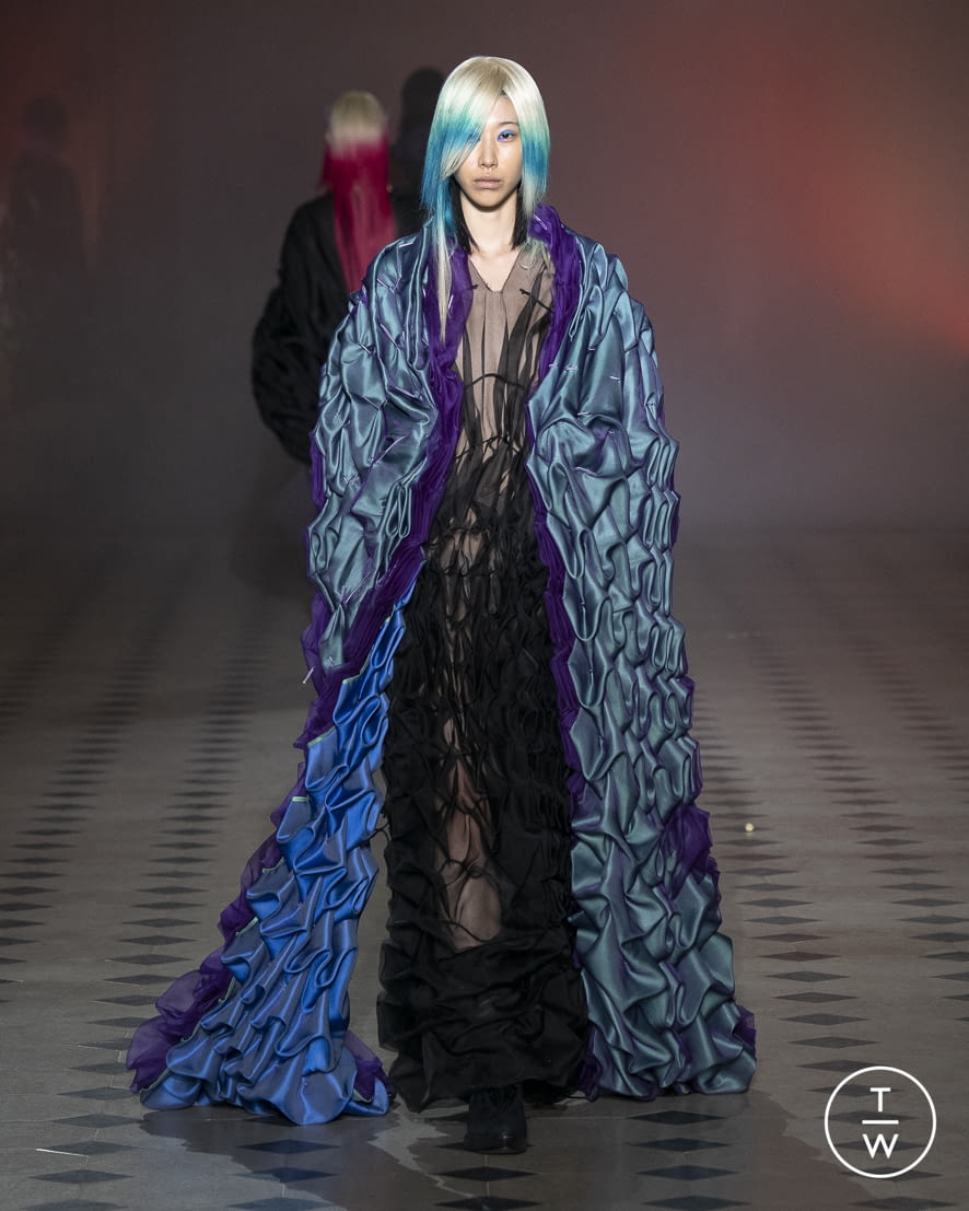 Fashion Week Paris Spring/Summer 2022 look 22 from the Yuima Nakazato collection couture