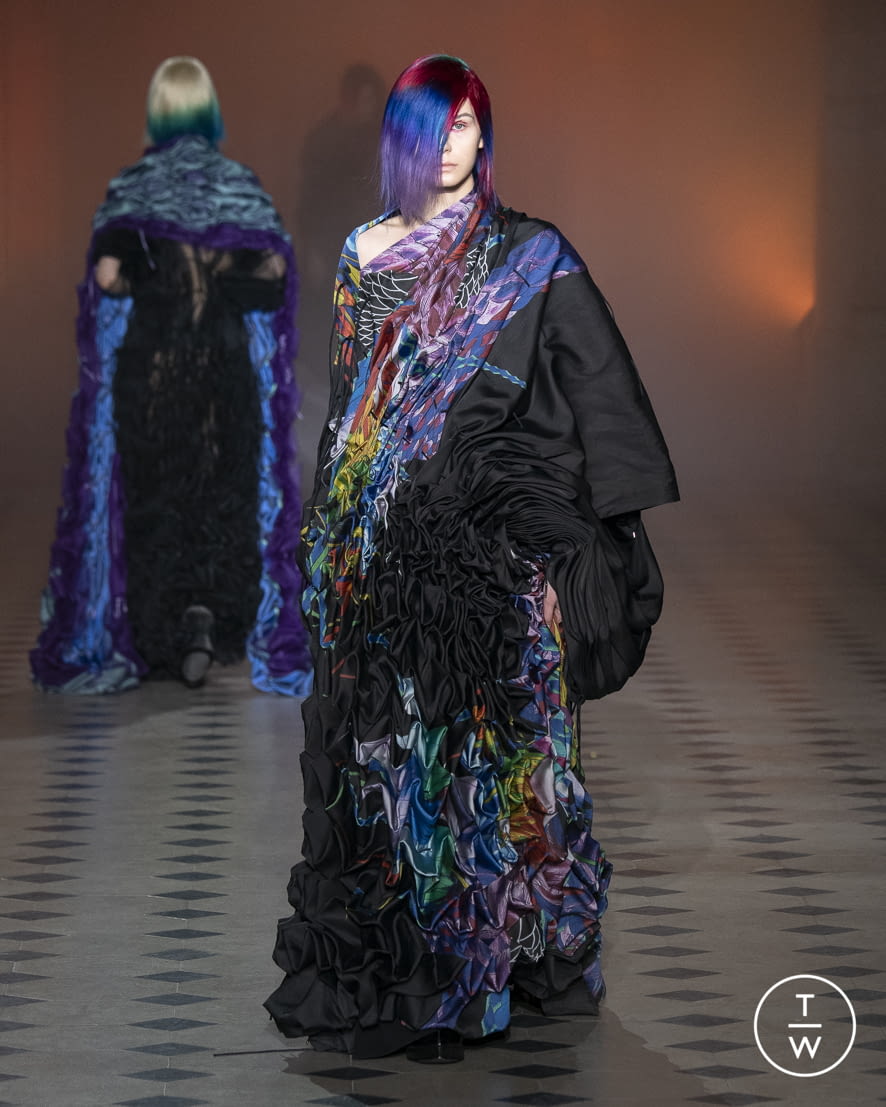 Fashion Week Paris Spring/Summer 2022 look 23 from the Yuima Nakazato collection couture