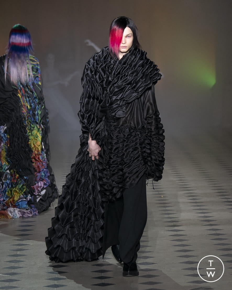 Fashion Week Paris Spring/Summer 2022 look 24 from the Yuima Nakazato collection 高级定制