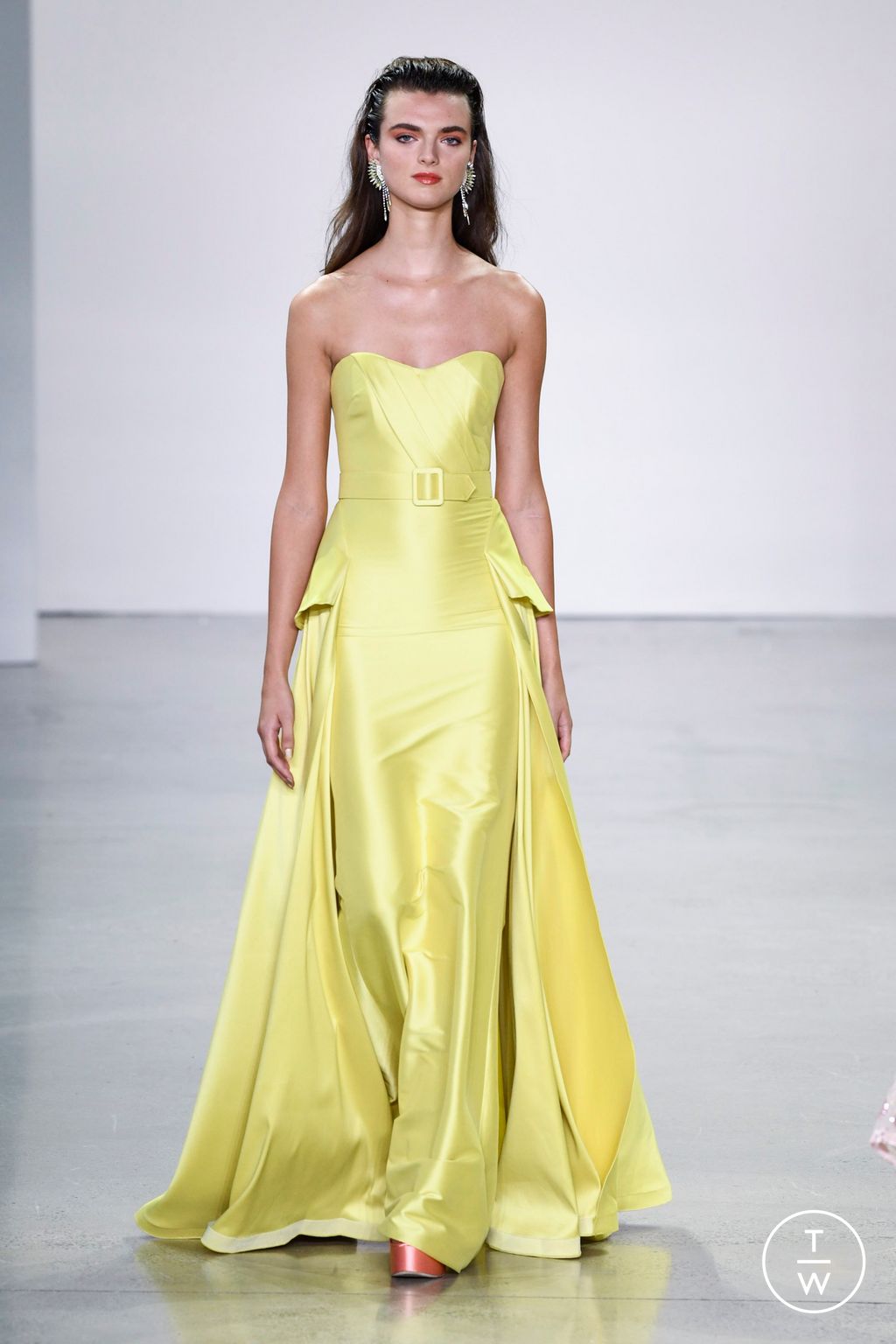 Fashion Week New York Spring/Summer 2023 look 15 from the Badgley Mischka collection 女装