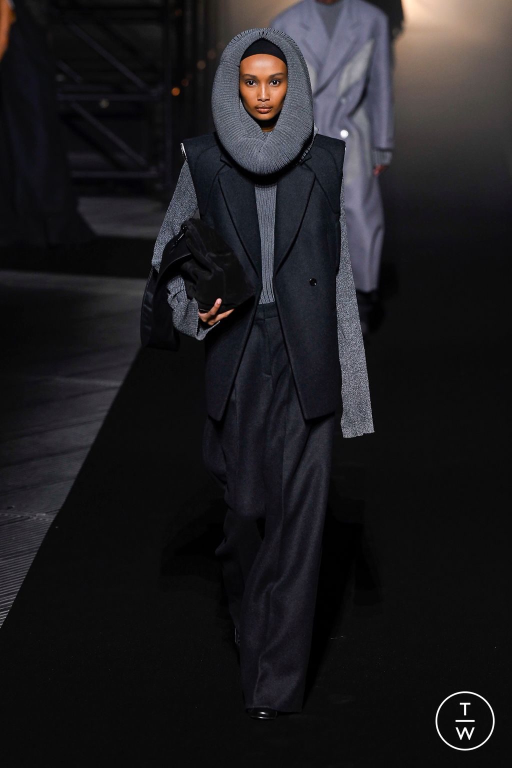 Fashion Week Milan Fall/Winter 2022 look 9 de la collection Boss womenswear