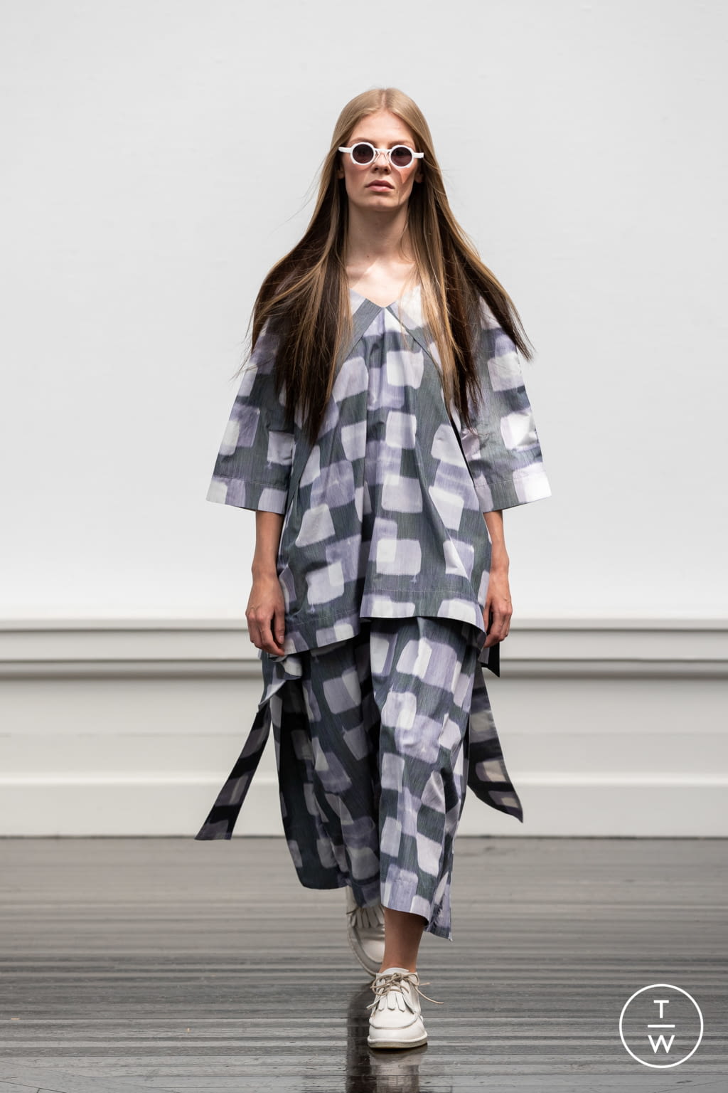Fashion Week Paris Spring/Summer 2022 look 21 from the Henrik Vibskov collection menswear