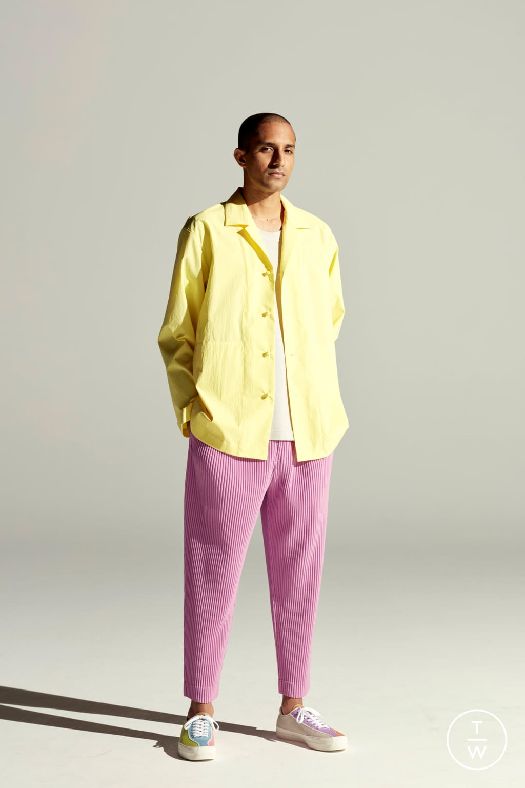 Fashion Week Paris Spring/Summer 2022 look 21 from the HOMME PLISSÉ ISSEY MIYAKE collection menswear