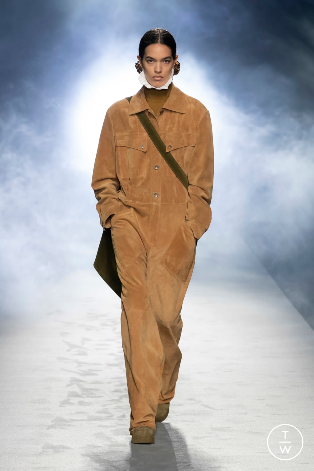 Fashion Week Milan Fall/Winter 2021 look 21 from the Alberta Ferretti collection 女装