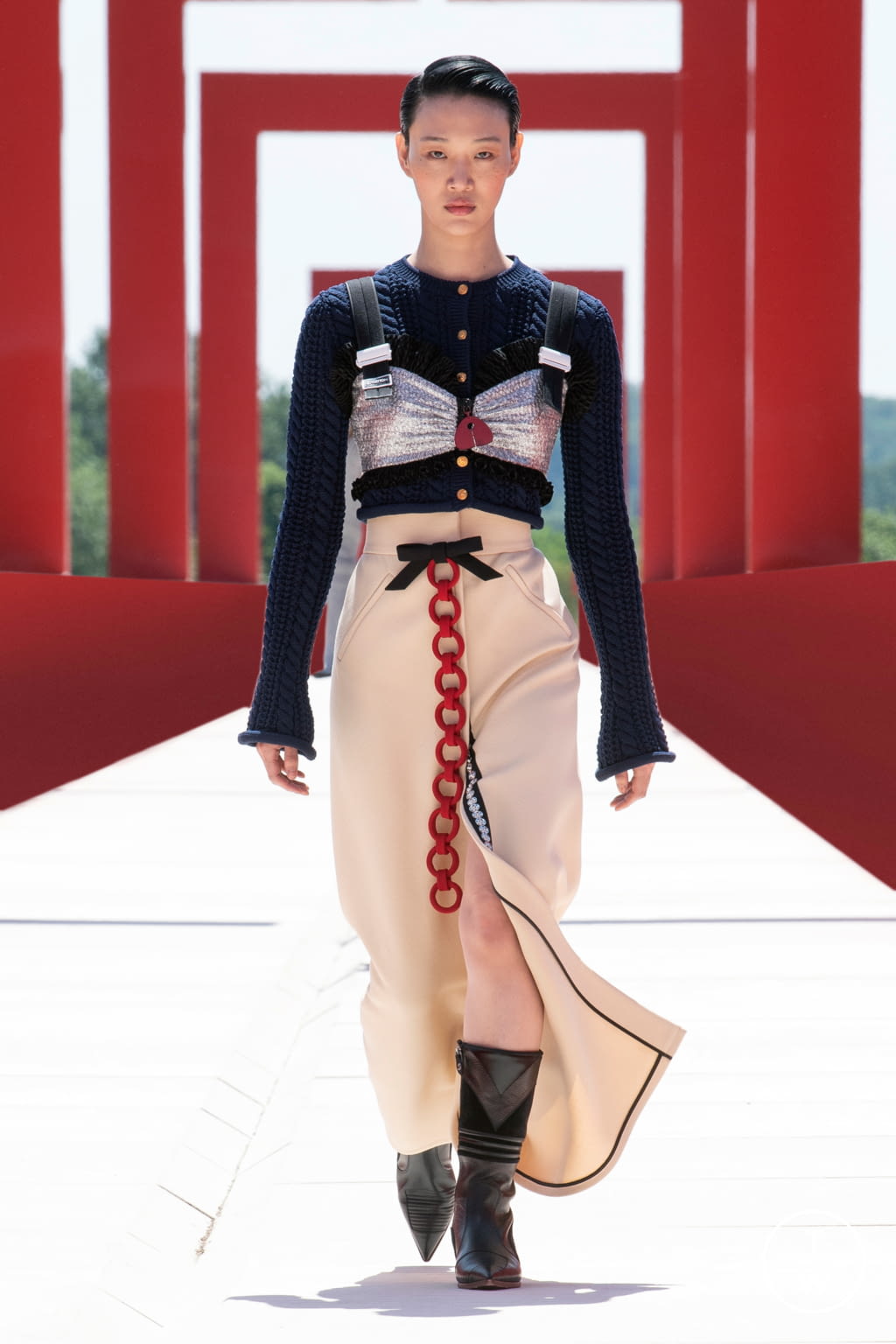 Fashion Week Paris Resort 2022 look 21 from the Louis Vuitton collection 女装