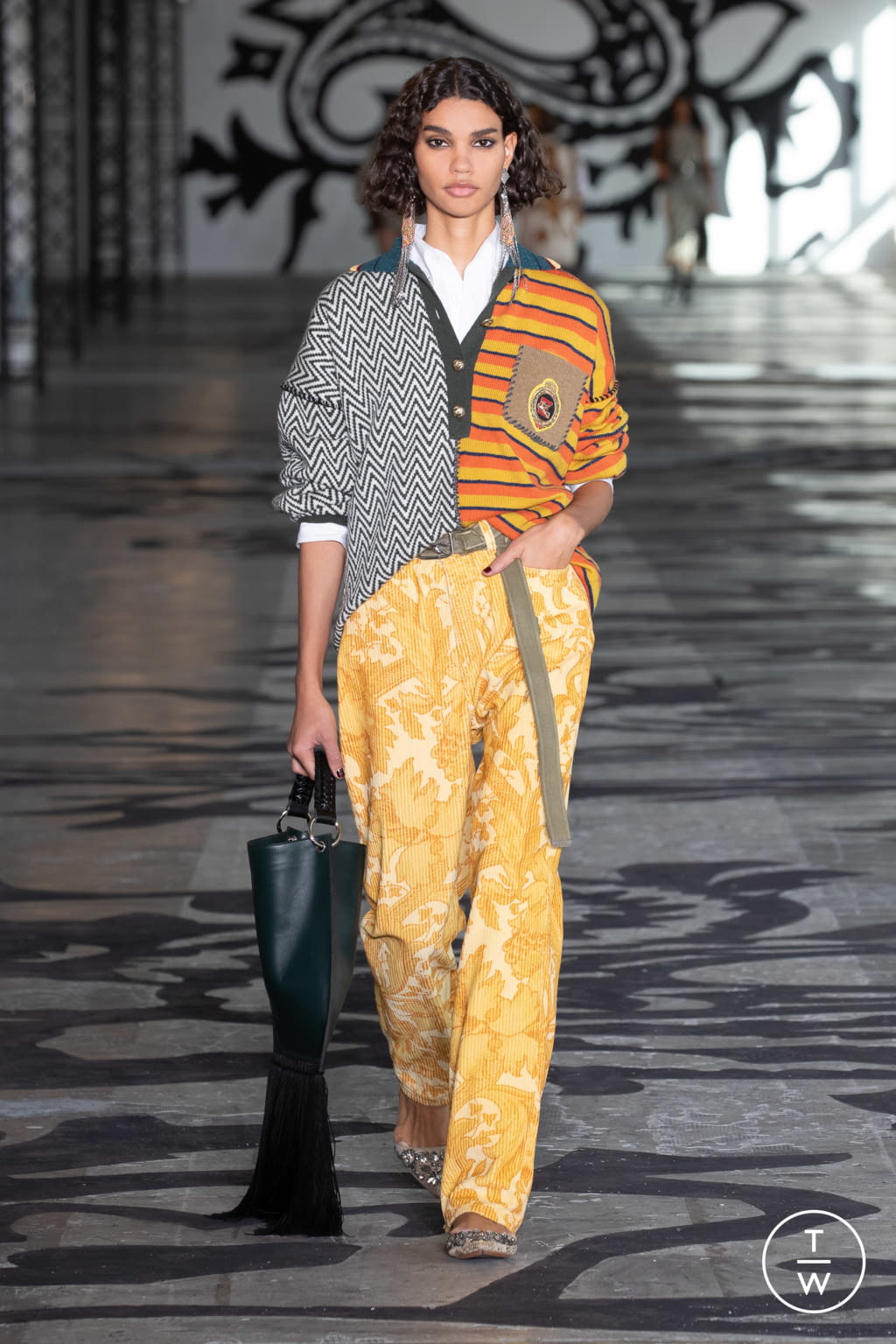 Fashion Week Milan Fall/Winter 2021 look 21 from the Etro collection 女装