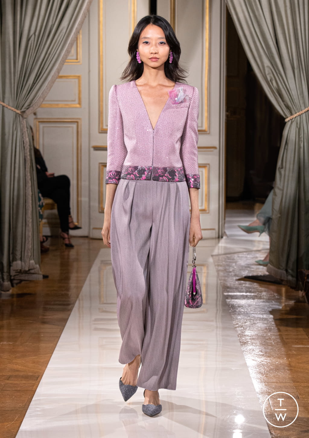 Fashion Week Paris Fall/Winter 2021 look 21 from the Giorgio Armani Privé collection 高级定制