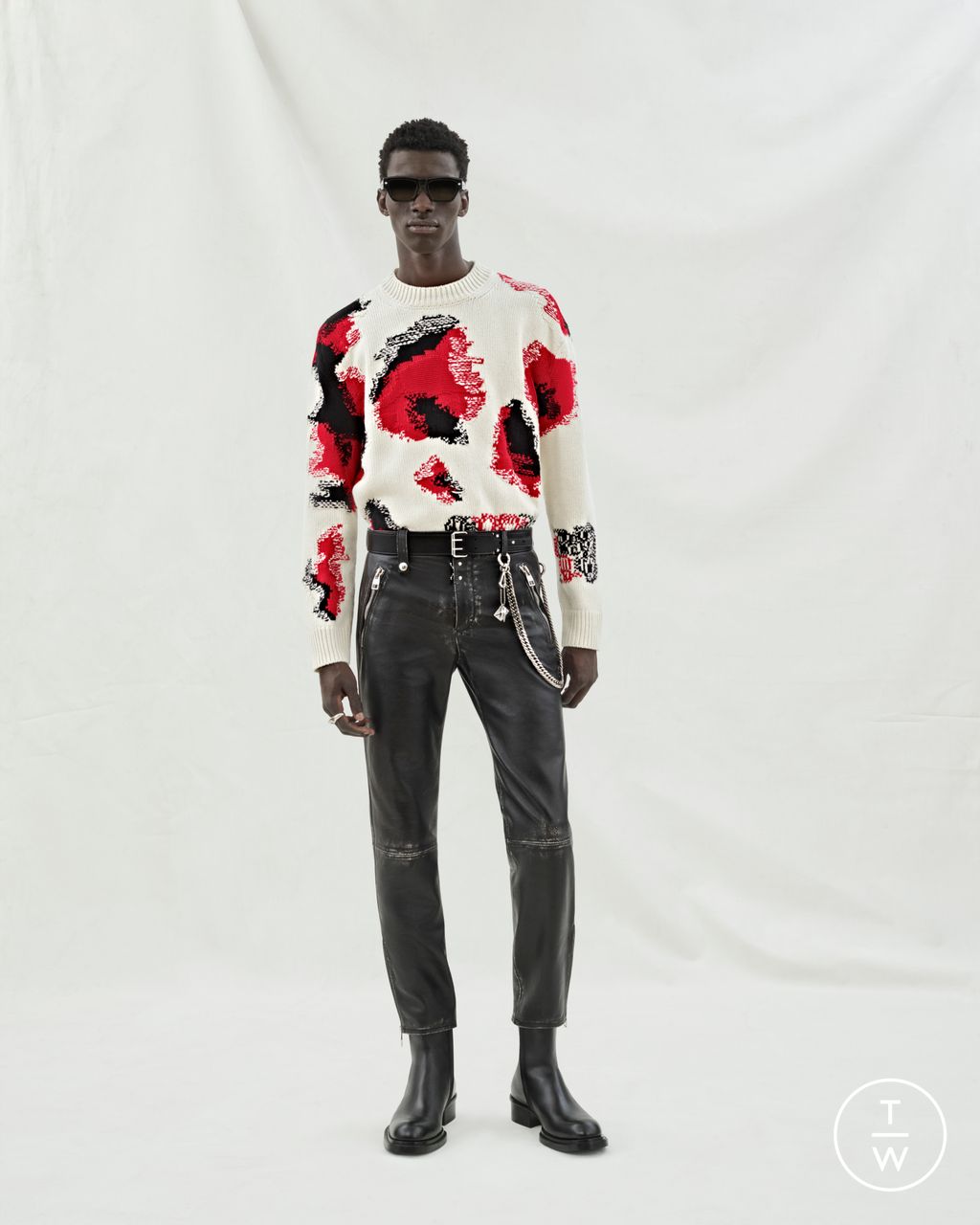 Fashion Week Paris Resort 2024 look 18 from the Alexander McQueen collection 男装