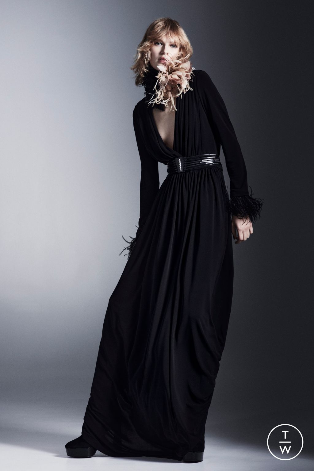 Fashion Week Milan Pre-Fall 2023 look 21 from the Alberta Ferretti collection 女装