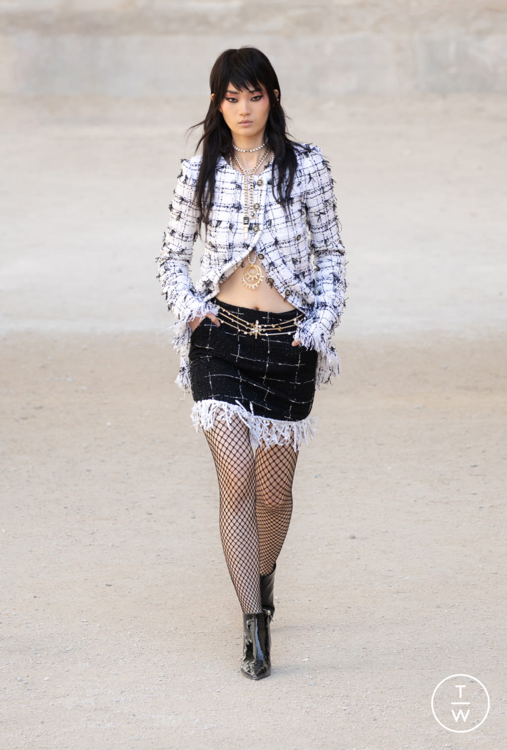 Fashion Week Paris Resort 2022 look 21 from the Chanel collection 女装