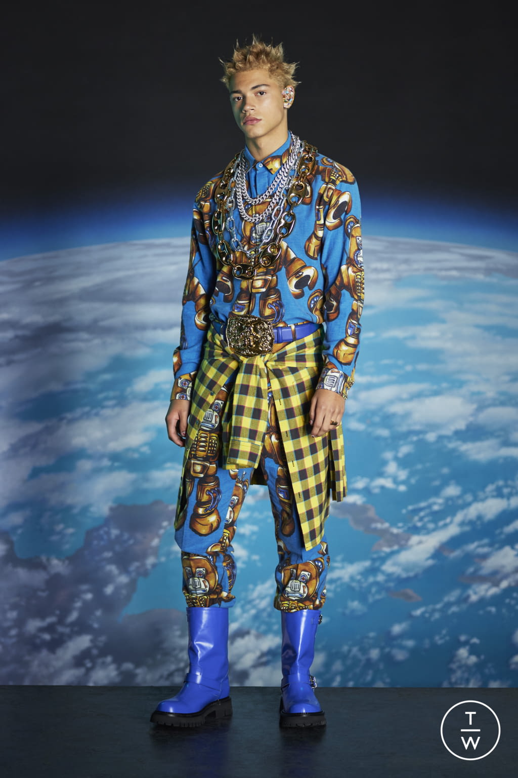 Fashion Week New York Pre-Fall 2022 look 21 from the Moschino collection menswear