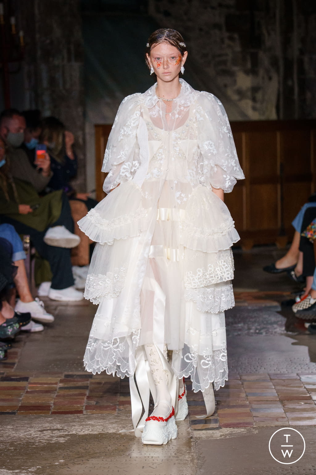 Fashion Week London Spring/Summer 2022 look 32 from the Simone Rocha collection womenswear
