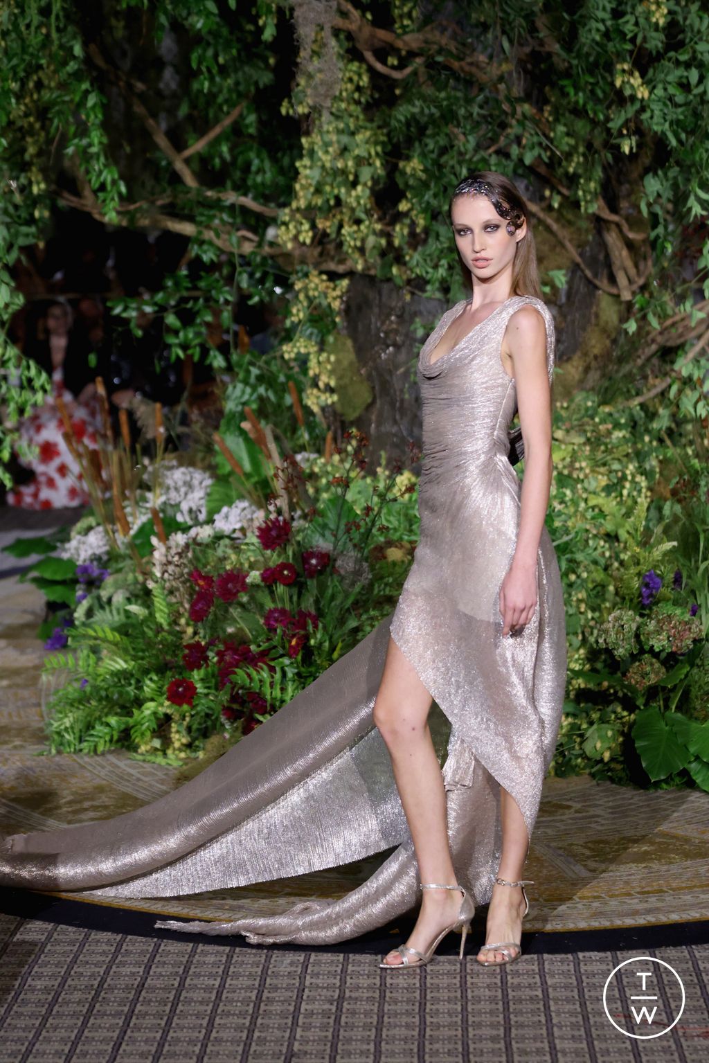 Fashion Week New York Spring/Summer 2025 look 15 from the Christian Siriano collection 女装