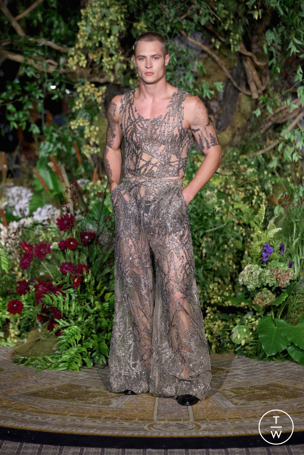 Fashion Week New York Spring/Summer 2025 look 18 from the Christian Siriano collection 女装