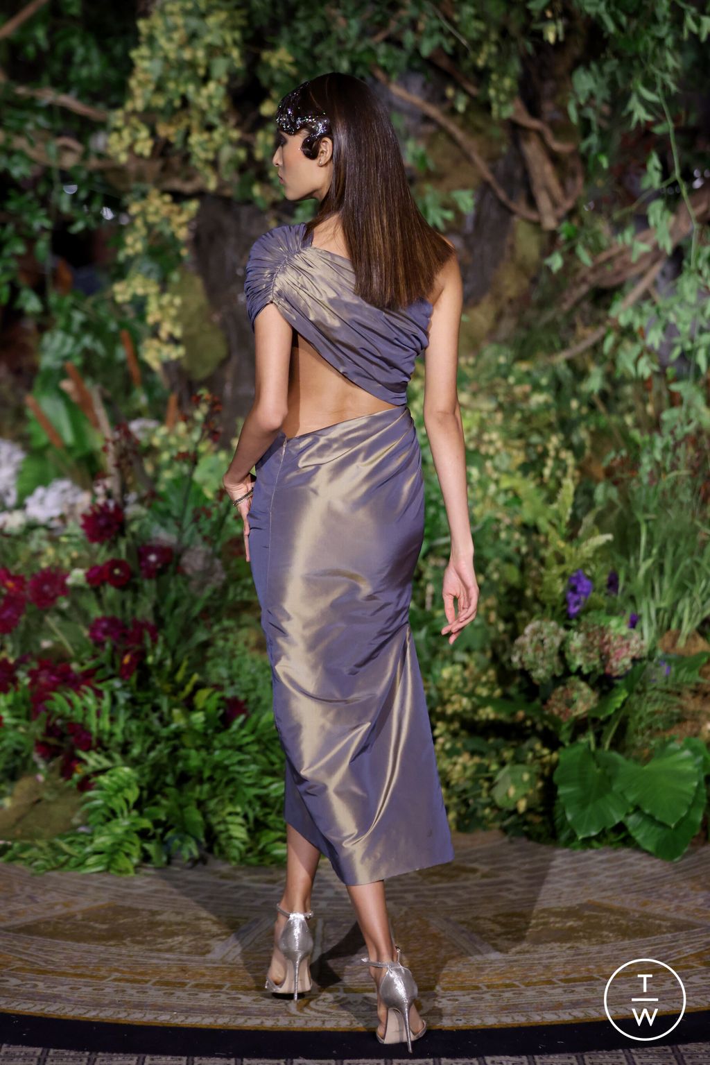 Fashion Week New York Spring/Summer 2025 look 24 from the Christian Siriano collection 女装