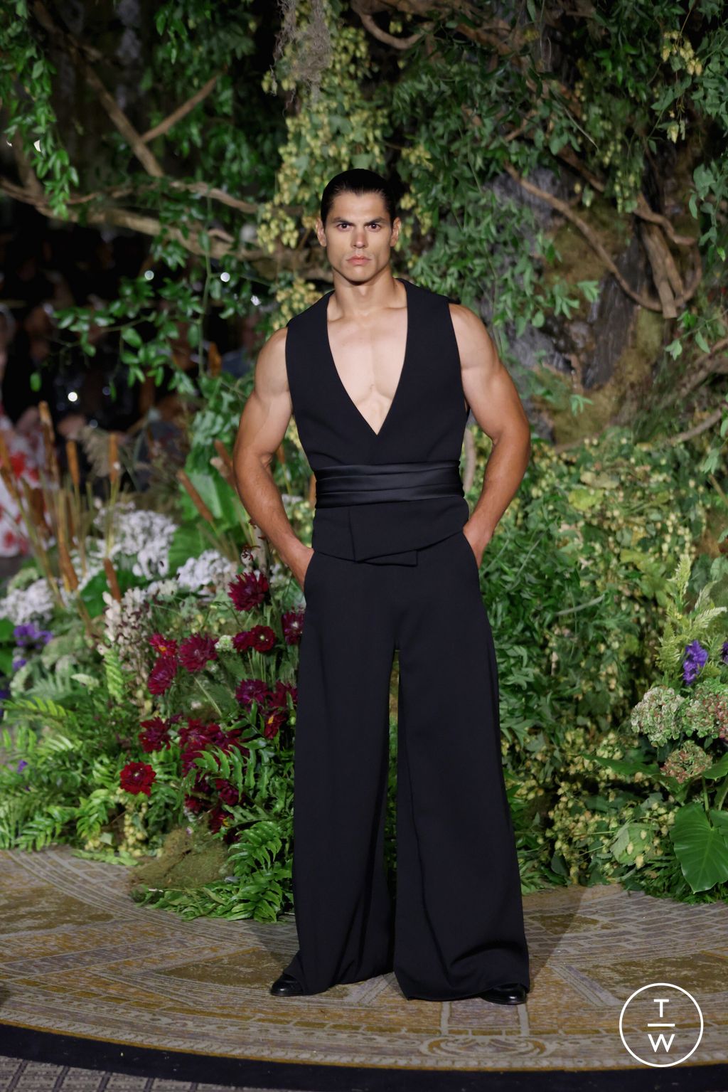 Fashion Week New York Spring-Summer 2025 look 26 from the Christian Siriano collection 女装