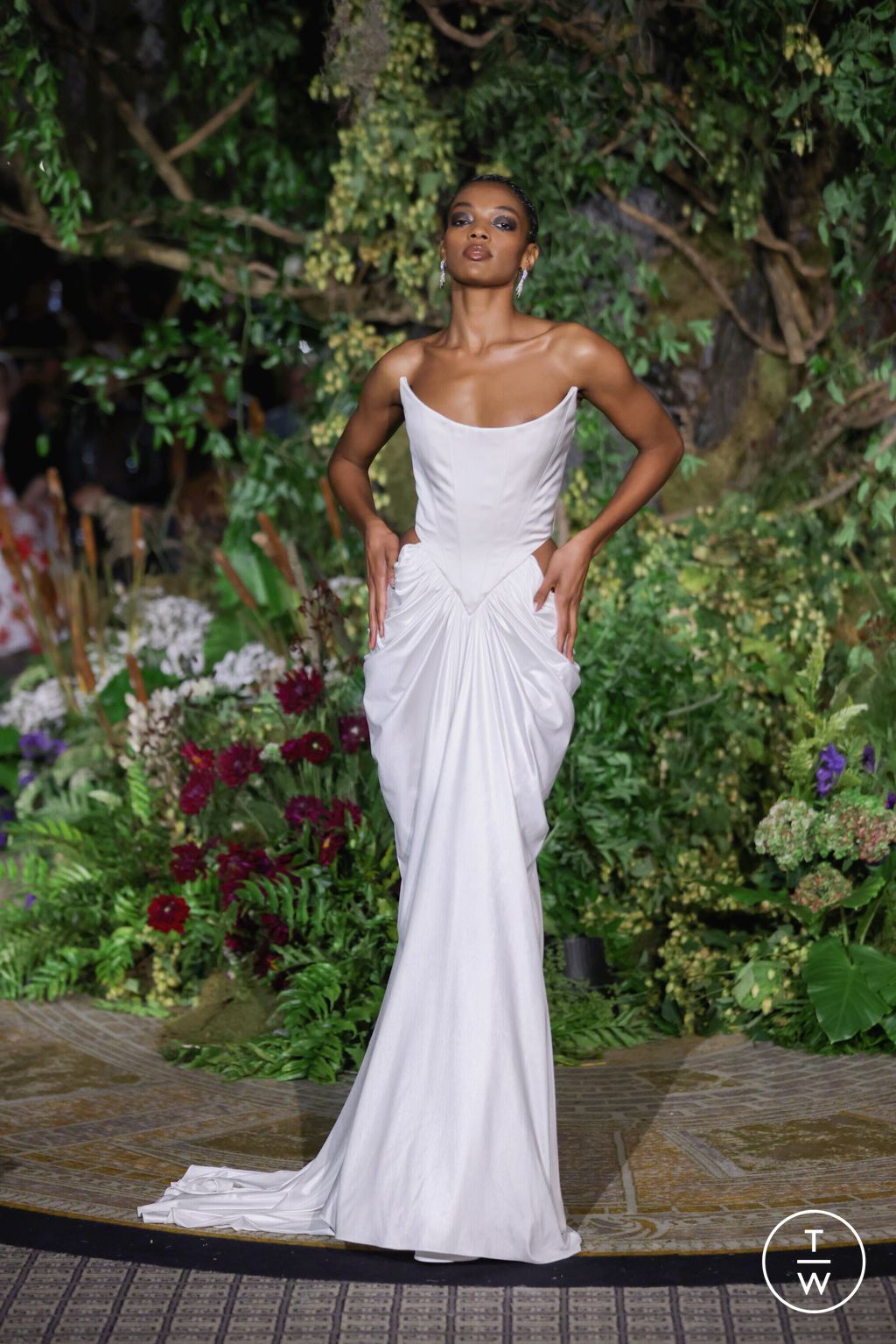 Fashion Week New York Spring/Summer 2025 look 29 from the Christian Siriano collection 女装