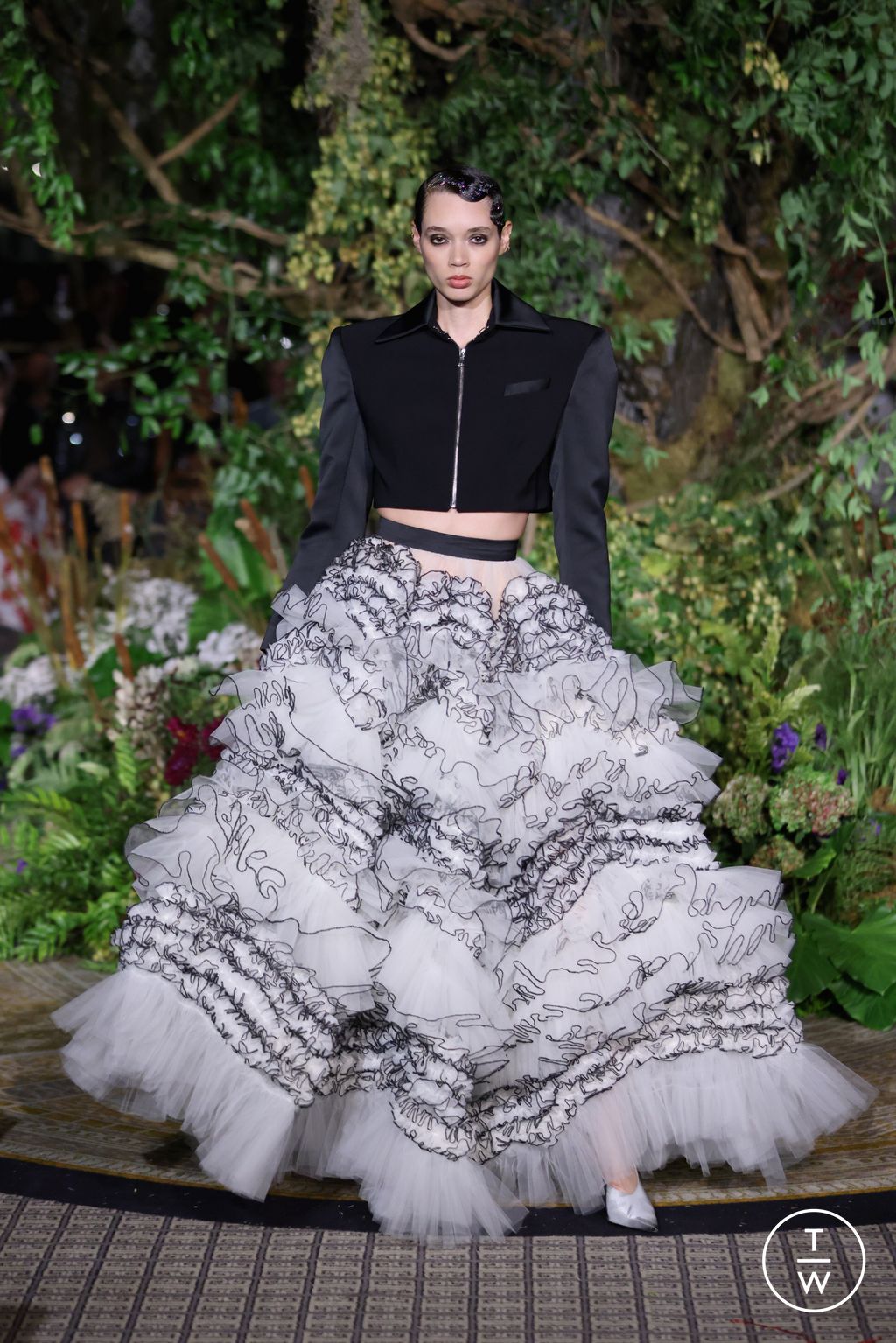 Fashion Week New York Spring/Summer 2025 look 34 from the Christian Siriano collection 女装