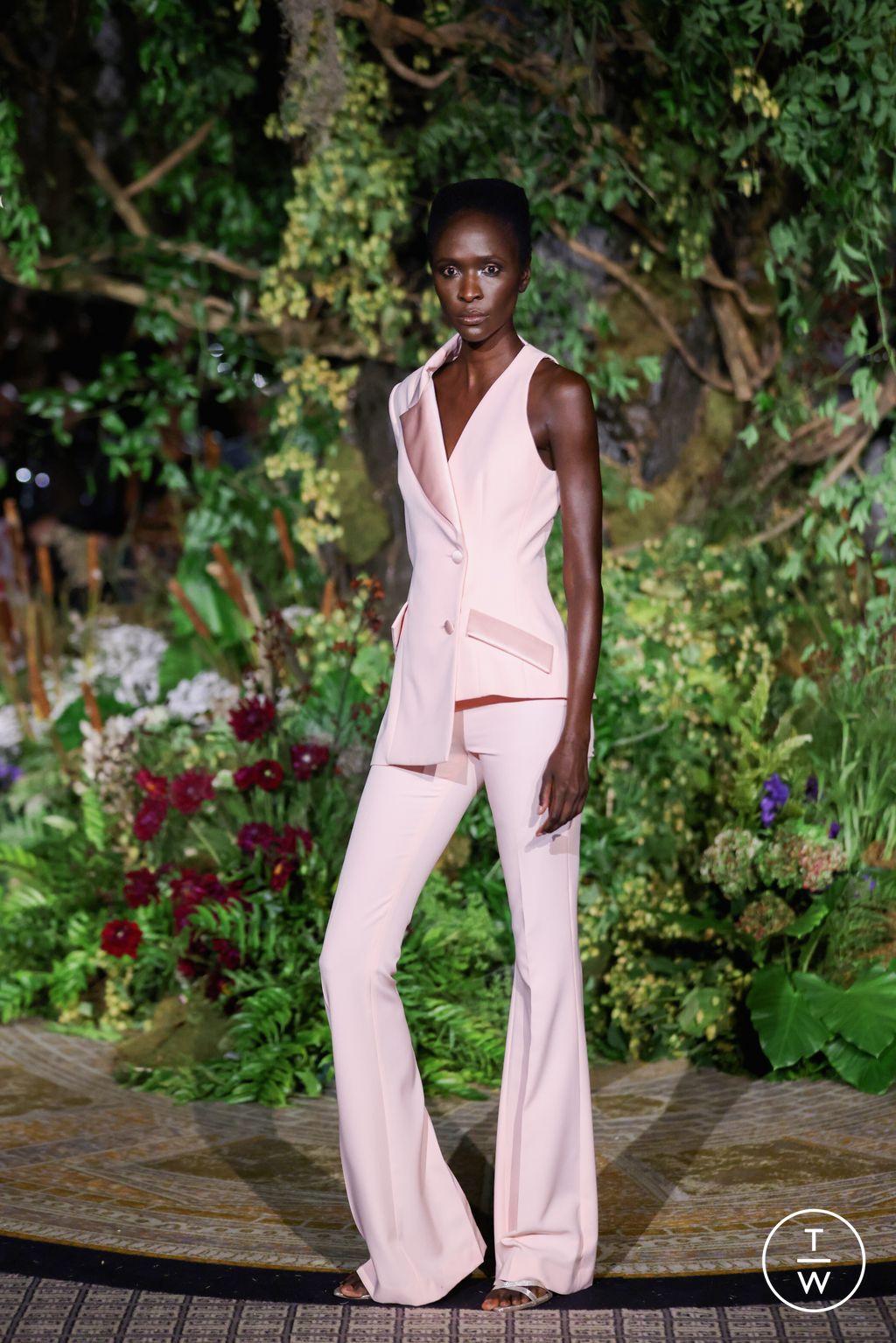 Fashion Week New York Spring/Summer 2025 look 39 from the Christian Siriano collection 女装
