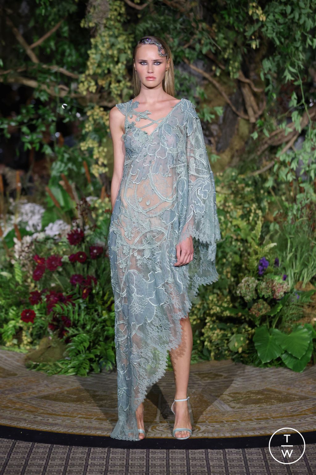 Fashion Week New York Spring/Summer 2025 look 43 from the Christian Siriano collection 女装