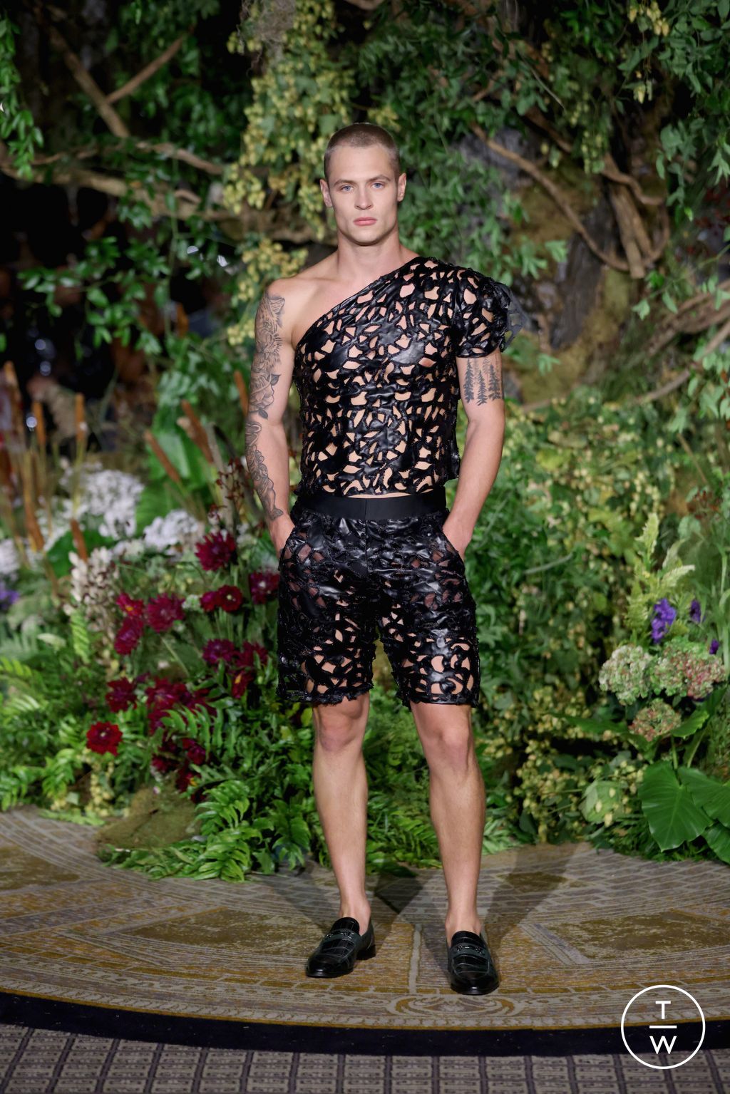 Fashion Week New York Spring/Summer 2025 look 59 from the Christian Siriano collection 女装