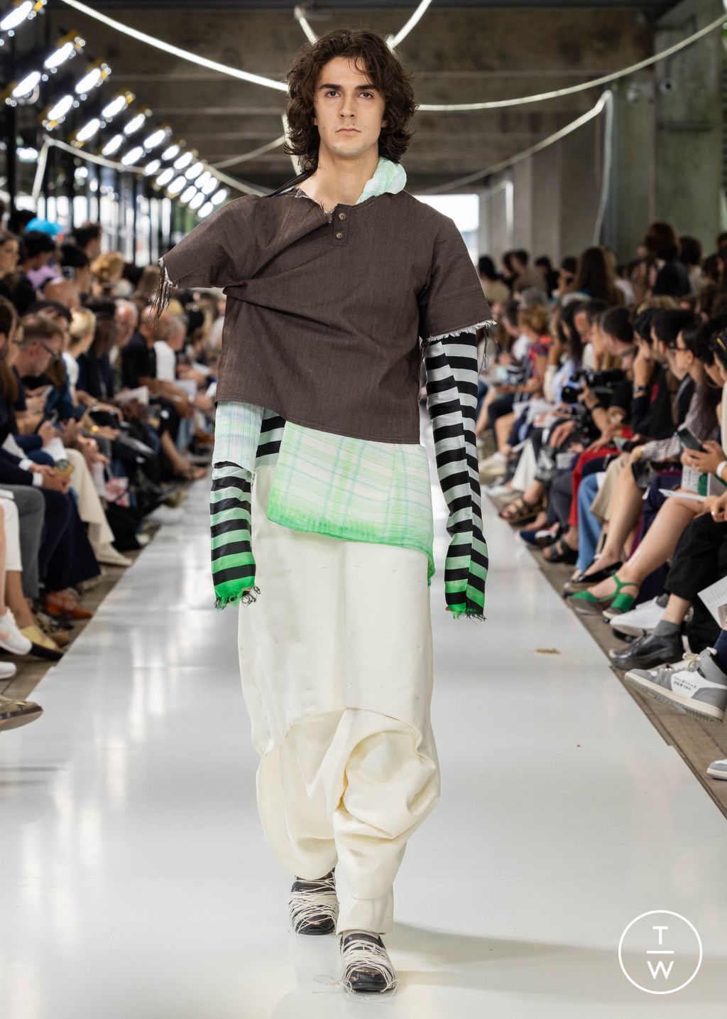Fashion Week Paris Spring/Summer 2024 look 215 from the IFM PARIS collection 男装