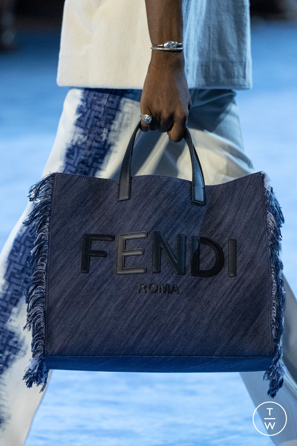 Fashion Week Milan Spring/Summer 2023 look 17 from the Fendi collection 男装配饰