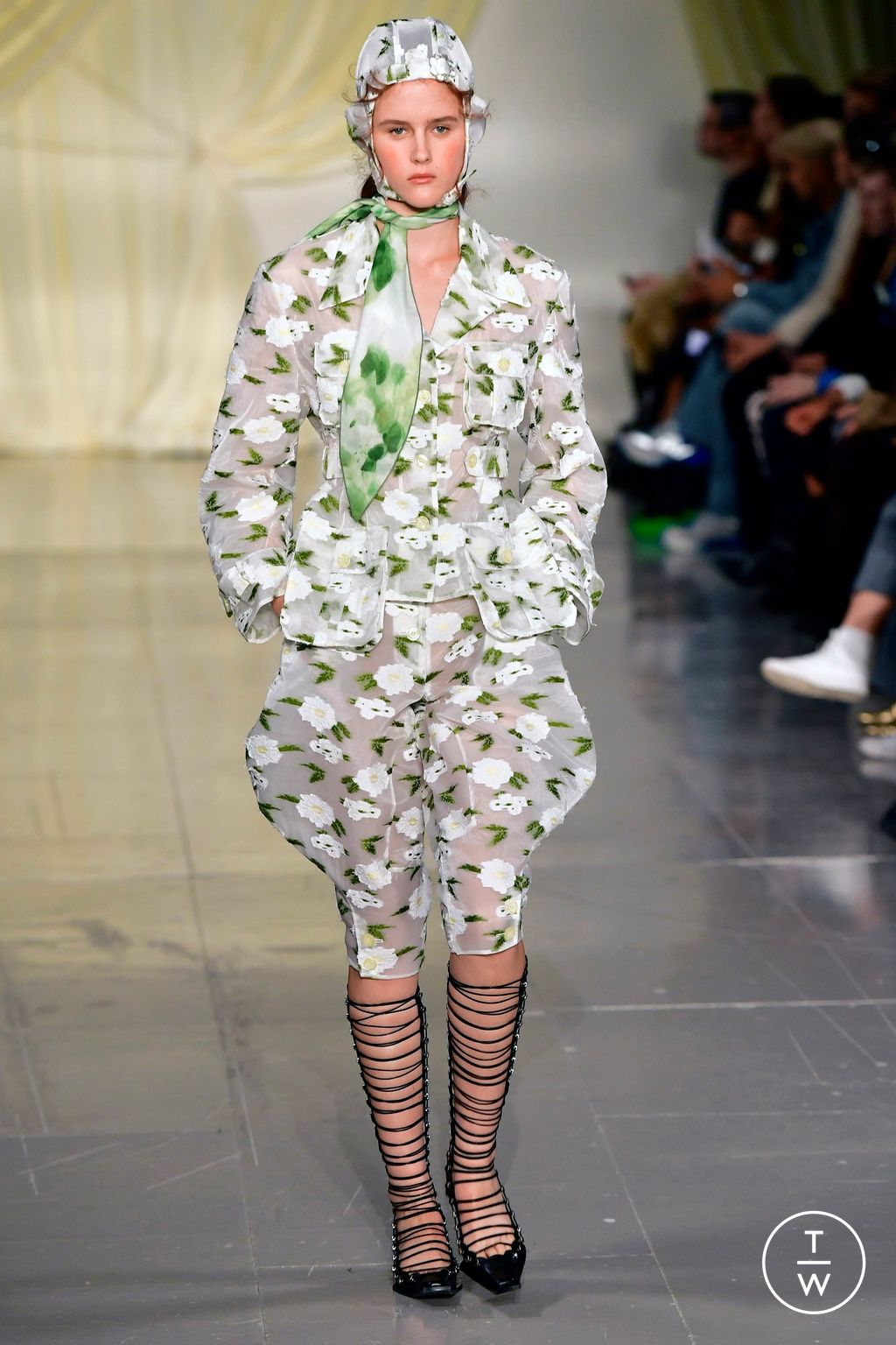 Fashion Week London Spring/Summer 2023 look 9 from the Yuhan Wang collection 女装