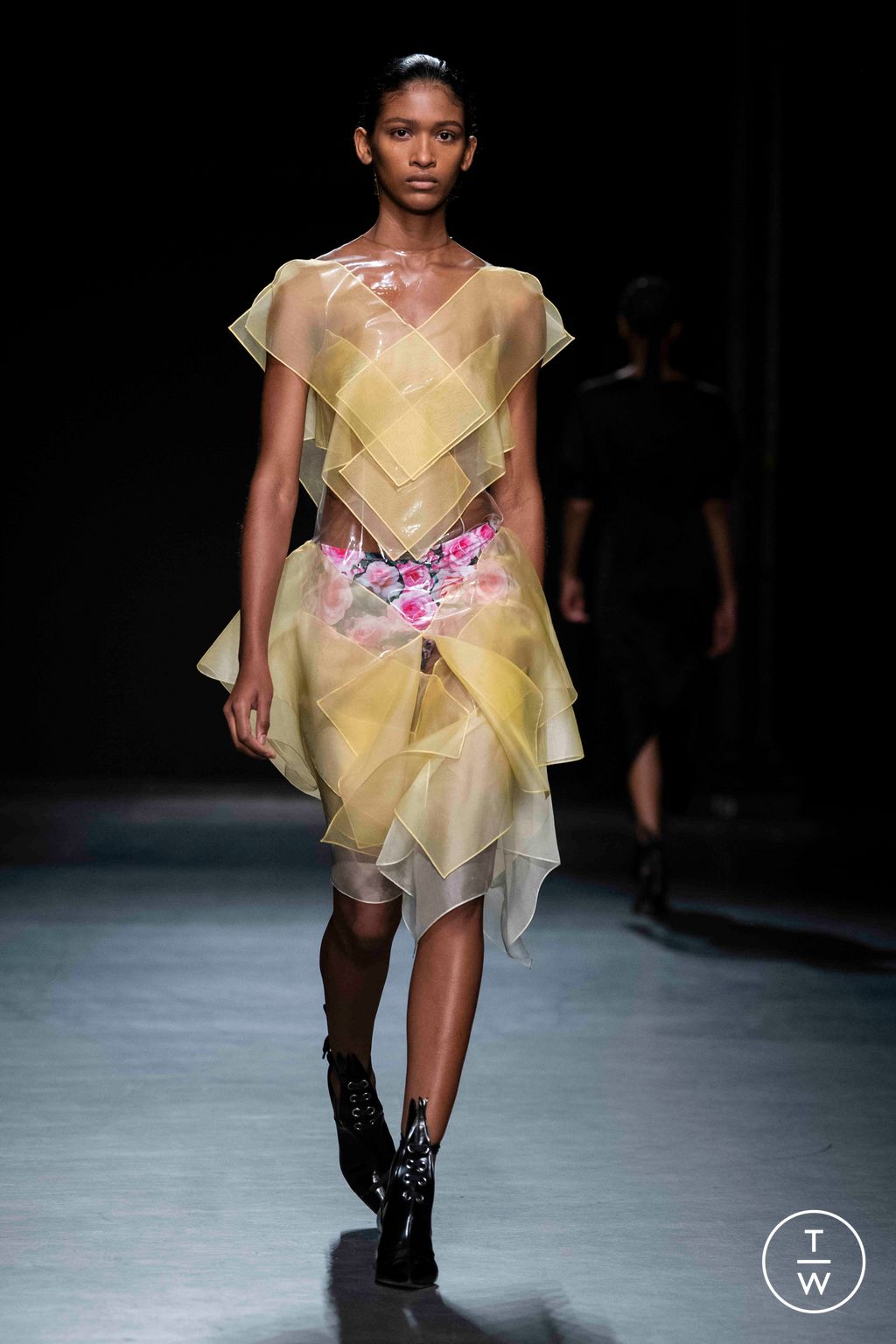 Fashion Week London Spring/Summer 2023 look 36 from the Christopher Kane collection womenswear