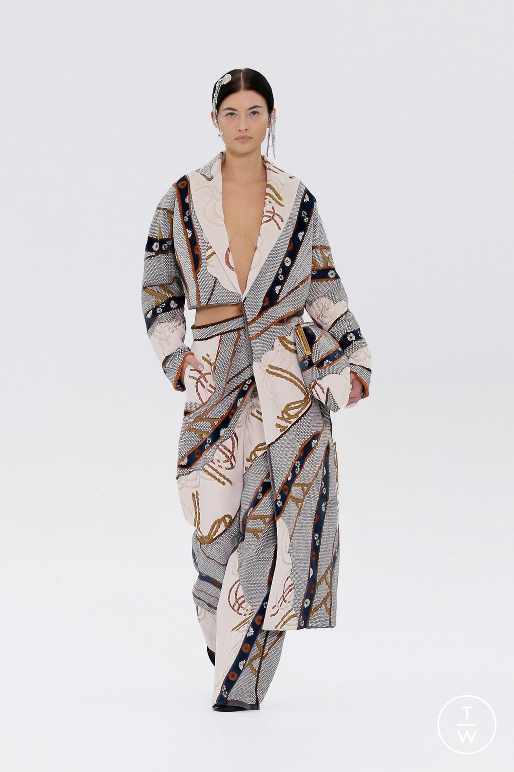 Fashion Week Paris Fall/Winter 2022 look 21 from the Fendi collection 高级定制