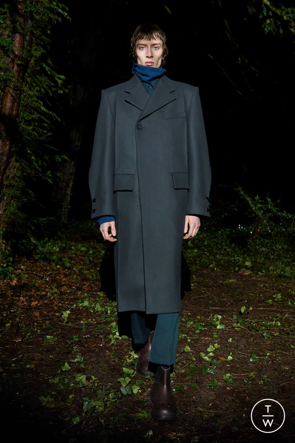 Fashion Week Paris Fall/Winter 2021 look 2 from the Wooyoungmi collection menswear
