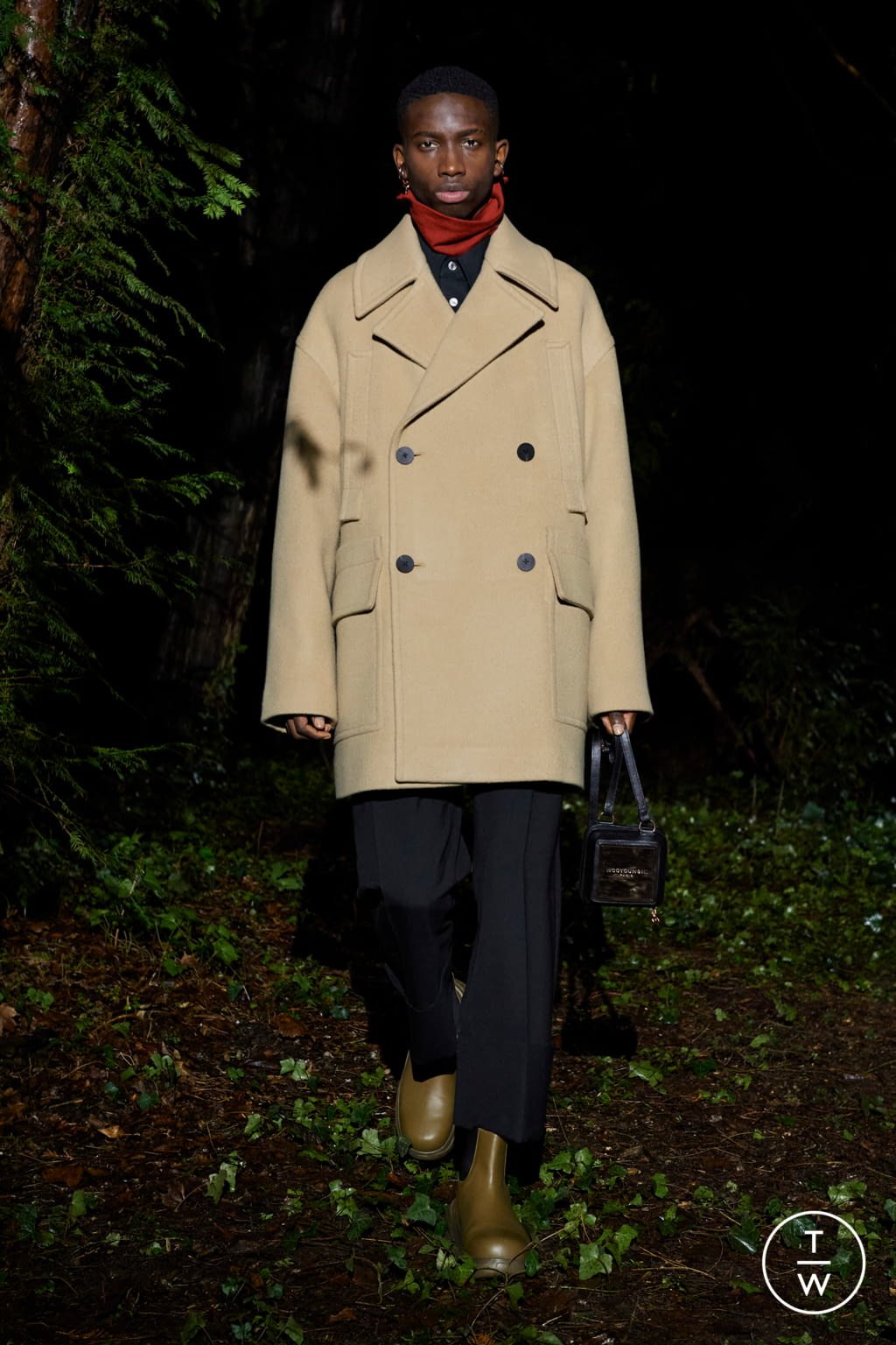 Fashion Week Paris Fall/Winter 2021 look 33 from the Wooyoungmi collection 男装