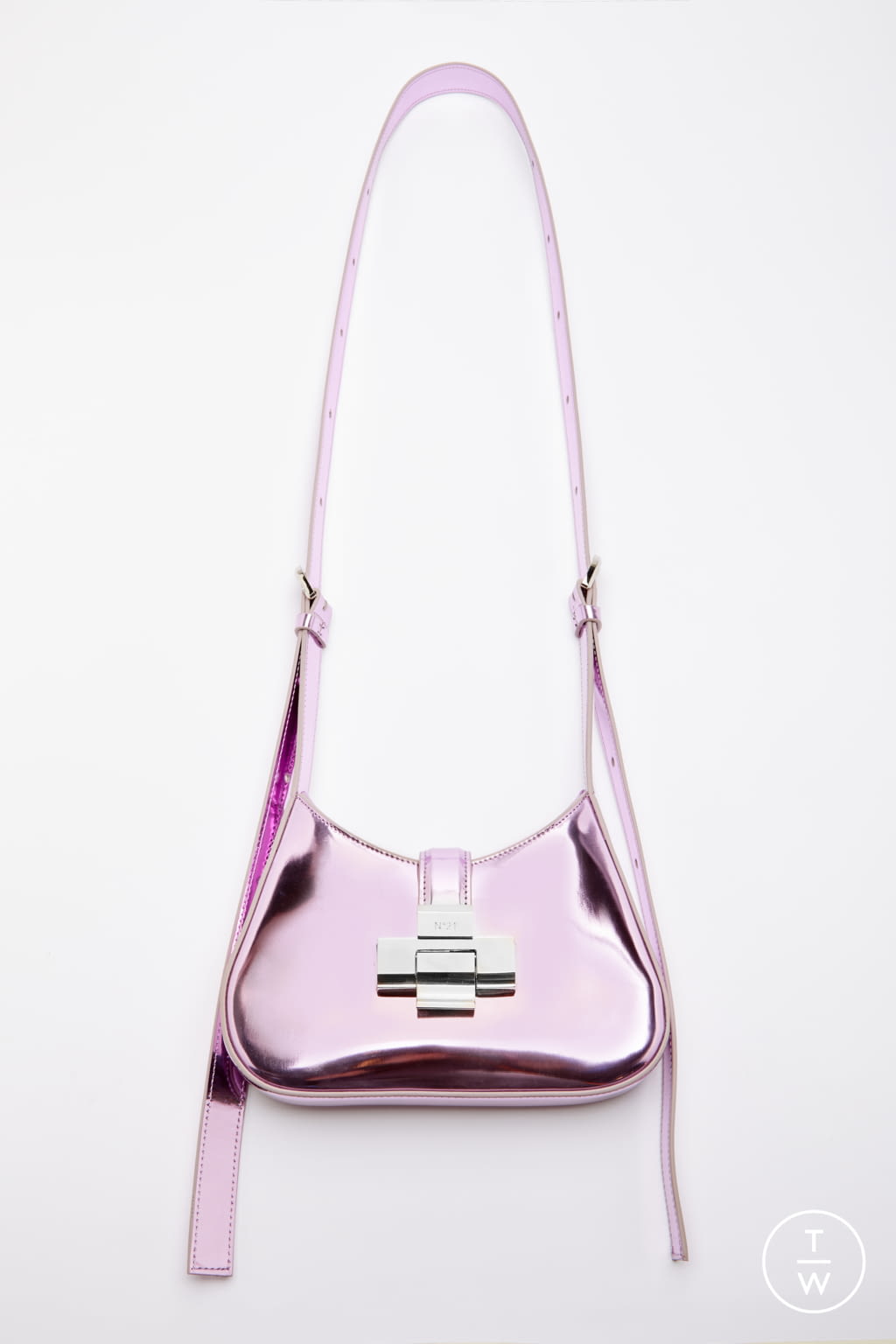 Fashion Week Milan Fall/Winter 2021 look 16 from the N°21 collection womenswear accessories