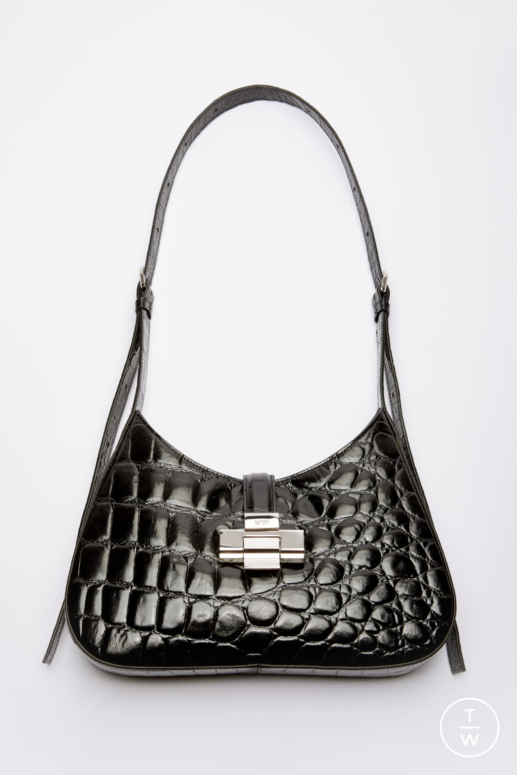 Fashion Week Milan Fall/Winter 2021 look 22 from the N°21 collection womenswear accessories