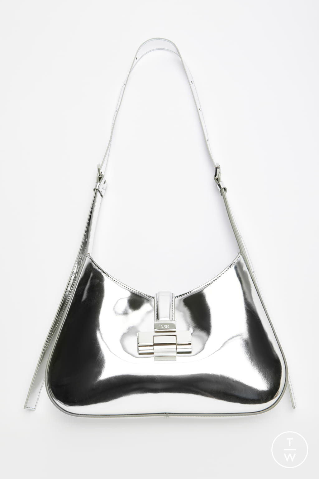 Fashion Week Milan Fall/Winter 2021 look 23 from the N°21 collection womenswear accessories