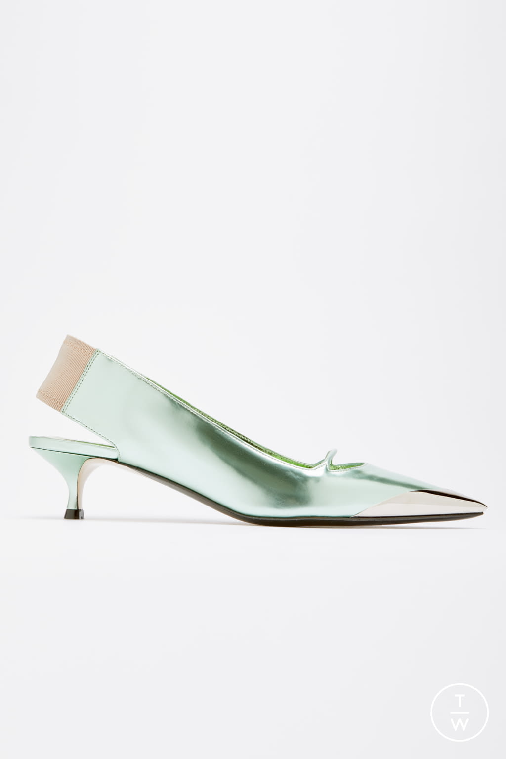 Fashion Week Milan Fall/Winter 2021 look 30 from the N°21 collection womenswear accessories