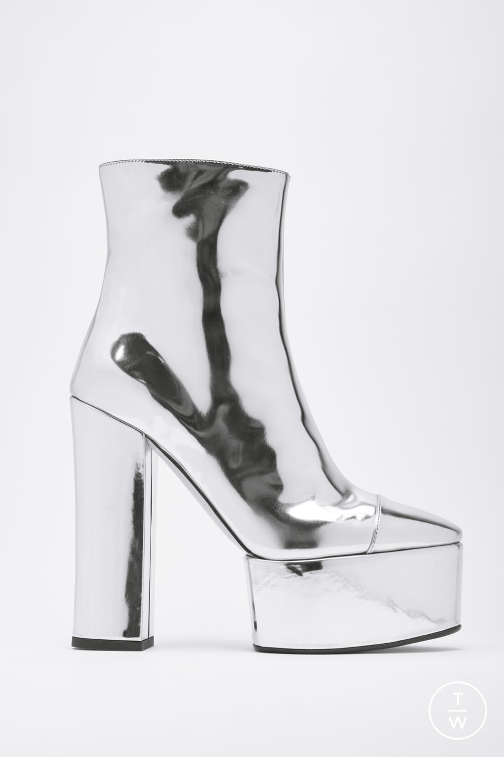 Fashion Week Milan Fall/Winter 2021 look 33 from the N°21 collection womenswear accessories