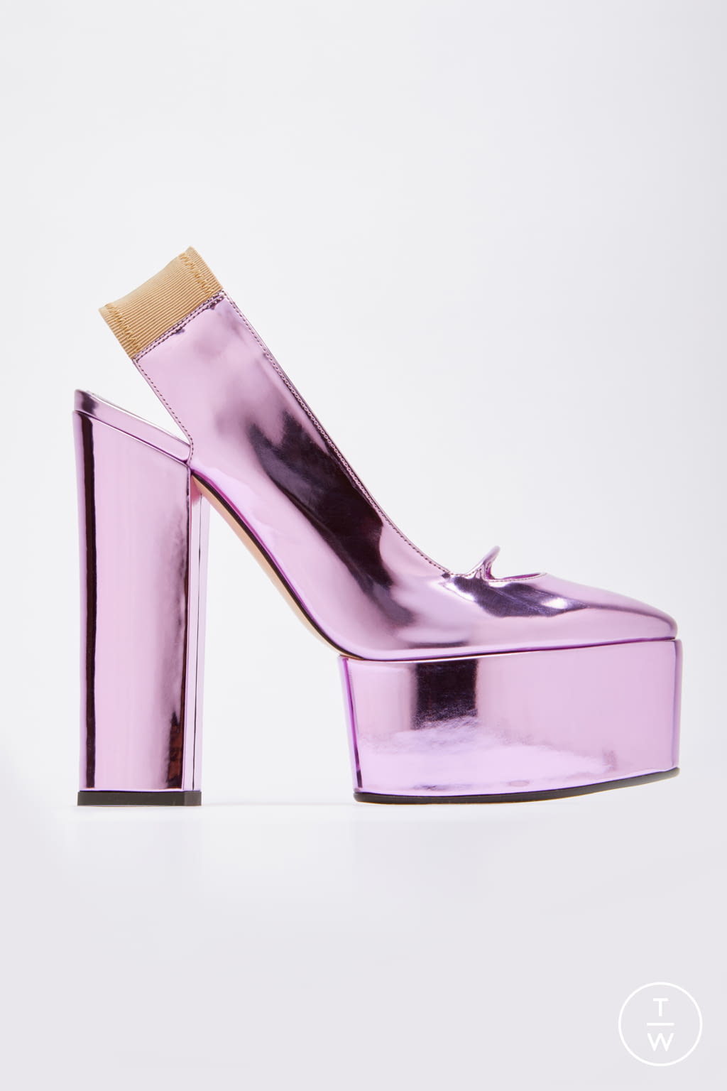 Fashion Week Milan Fall/Winter 2021 look 35 from the N°21 collection womenswear accessories